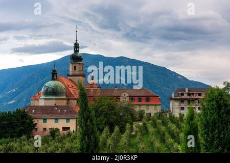 Antico monastero con giardino di mele. Tirolo Foto Stock