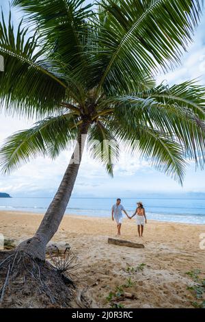 Spiaggia di Karon Phuket Thailandia, coppia uomo e donna a piedi in una spiaggia tropicale durante una vacanza di lusso in Thailandia Foto Stock