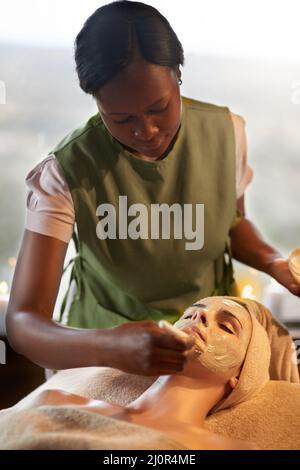 Prendersi cura della vostra bellezza. Scatto di una giovane donna che riceve un trattamento di bellezza in una spa. Foto Stock