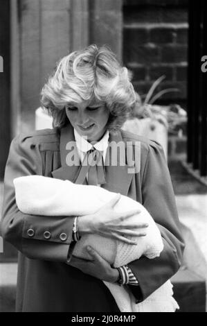 Il principe Harry lascia St Mary s Hospital di Londra dopo la nascita il giorno precedente, 16 settembre 1984. Nella foto : La principessa Diana & Principe Harry, Foto Stock