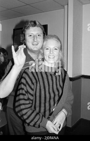 Il giocatore britannico di freccette Eric Bristow ha illustrato al pub con il giocatore delle freccette delle Signore e la ragazza Maureen Flowers.November 1984. Foto Stock