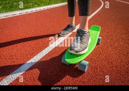 Skater girl a bordo del penny Foto Stock