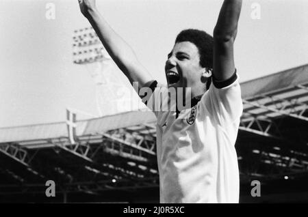 Inghilterra contro Olanda Schoolboy International al Wembley Stadium, sabato 9th giugno 1984. Mark Burke di Aston Villa segna un cappello-trucco. Foto Stock