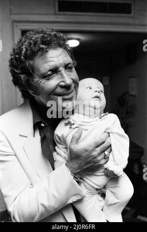 Tom Jones con il nipote Alexander, di undici mesi, nel loro hotel di Londra. 3rd settembre 1983. Foto Stock