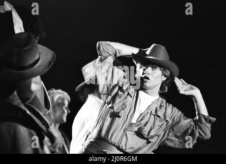 Pop gruppo Wham! In concerto a Whitley Bay. Dicembre 1984. Pop gruppo Wham! In concerto alla pista di pattinaggio su ghiaccio Whitley Bay. L'apertura del Big Tour. 4th dicembre 1984. Foto Stock