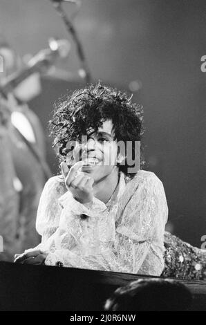 Prince si esibisce sul palco alla Joe Louis Arena di Chicago, USA, 11th novembre 1984. Tour della pioggia viola. Foto Stock