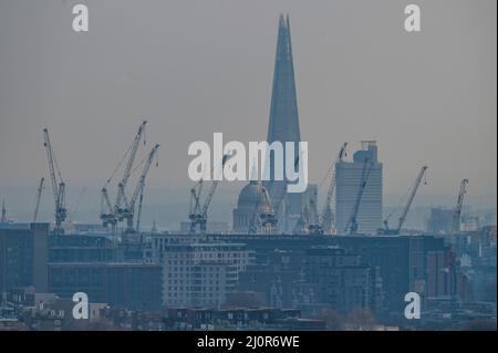 Londra, Regno Unito. 20th Mar 2022. Nonostante le recenti turbolenze del mercato, le gru suggeriscono ancora un sacco di nuovo spazio ufficio è previsto per entrare in linea. Vista sulla città di Londra da Parliament Hill. Credit: Guy Bell/Alamy Live News Foto Stock