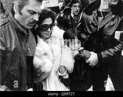 Yoko Ono e suo figlio Sean Lennon visitano Liverpool.in questa visita del 1984, vanno a Strawberry Fields, la casa dei bambini dell'Esercito della salvezza, e visitano anche la vicina casa d'infanzia di John Lennon, al 251 Menlove Avenue, Woolton, un sobborgo di Liverpool. L'indirizzo è 251 Menlove Avenue, Woolton, Liverpool, L25 7SA. La casa è stata chiamata Mendips, dopo la Casa dei Mendips ed è ora un edificio classificato di grado II conservato dal National Trust. John Lennon ha tratto ispirazione da Strawberry Fields, per scrivere la sua iconica canzone Strawberry Fields Forever del 1967. L'immagine li mostra all'aeroporto di Manchester su Foto Stock