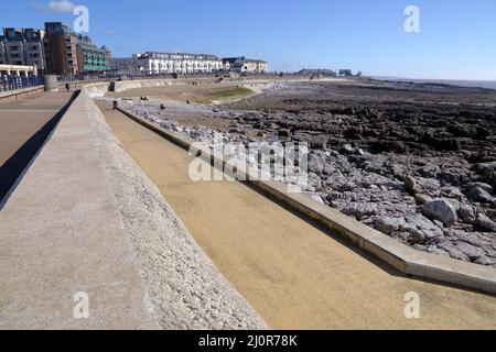 Una vista lungo la Promenade recentemente ricostruita nella popolare località balneare di Porthcawl nel Galles del Sud che mostra gli edifici che fronteggiano il mare. Foto Stock