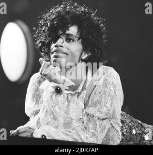 Prince si esibisce sul palco alla Joe Louis Arena, Chicago, 11th novembre 1984. Tour della pioggia viola Foto Stock