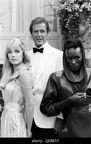 A View to a Kill 1984 James Bond film, Photocall Outside the Chateau de Chantilly in Francia, Giovedi 16th agosto 1984, Tanya Roberts come Stacey Sutton, Roger Moore come James Bond, MI6 agente 007 e Grace Jones come May Day. Foto Stock