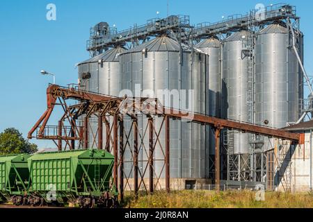 Carico vagone ferroviario in piedi vicino all'ascensore nella zona agricola Foto Stock