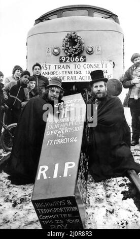 Centinaia di appassionati di ferrovie si sono rivelati un addio al servizio ferroviario Consett-Newcastle il 17th marzo 1984. Il Derwentside Rail Action Group ha deciso di affittare l'ultimo treno e organizzare una festa di addio quando ha imparato la sua campagna per salvare la linea era fallito. Don Kent, a destra, ed Graham con la bara simulata davanti all'ultimo treno Foto Stock