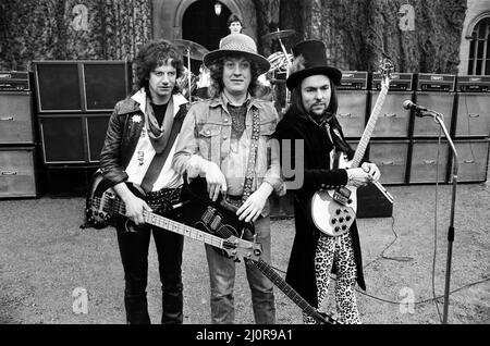 Slade (Dave Hill, Don Powell, Noddy Holder e Jim Lea) ha girato un nuovo video al castello di Eastnor, vicino a Ledbury. 26th gennaio 1984. Foto Stock