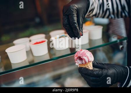 Condimento di diversi gusti per yogurt congelato o gelato Foto Stock