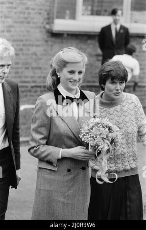 S.A.R. la Principessa Diana, la Principessa del Galles, visita la casa del Dr. Barnados a East Ham, Londra. La principessa ha un nuovo stile per i capelli per l'occasione. La principessa è diventata di recente una madre per il 2nd, dopo aver dato alla luce il principe Harry nel settembre immagine presa 8th novembre 1984 Foto Stock