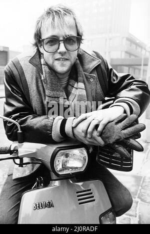 Frank Mawdsley, bassista del gruppo rock di Liverpool Flock of Seagulls, si pone sul suo scooter Yamaha Beluga fuori dal Liverpool Daily Post and Echo Building.Luglio 1983. Foto Stock