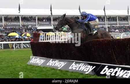 Regina Madre campione Chase Race vincitore Energumene guidato da Paul Townend salta l'ultimo Giorno 2, corse al Cheltenham Gold Cup Festival a C. Foto Stock