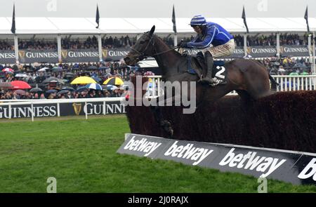 Regina Madre campione Chase Race vincitore Energumene guidato da Paul Townend salta l'ultimo Giorno 2, corse al Cheltenham Gold Cup Festival a C. Foto Stock