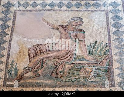 Casa di Dioniso, Paphos: “Narciso” rappresentazione Mosaica di Narciso, figlio di un dio-fiume e di una ninfa, ammirando la sua riflessione nelle acque del lago Foto Stock
