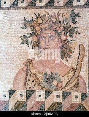 Pannello dal mosaico Four Seasons raffigurante un busto d'estate. Casa di Dioniso. La fine del 2nd secolo. Paphos Parco Archeologico, Cipro. Foto Stock