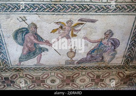 Il mosaico rappresenta il mito di Poseidone e Amymone. Eros è raffigurato tra di loro. Casa di Dionysos, Paphos, Cipro. Foto Stock