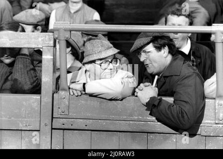 L'ex presentatore Goon e Highway, Sir Harry Secombe, chiacchiera con l'agricoltore William Oliver, della Cawfields Farm, Haltwhistle, al Hexham Auction Mart. 10th aprile 1984 Foto Stock