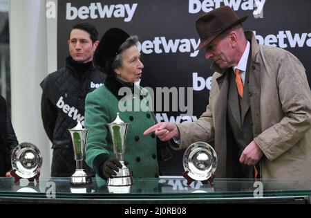 Presentazione ai vincitori della principessa Anne Queen Mother Champion Chase Race vincitore Energumene indetto da Paul Townend Giorno 2, corse al Foto Stock