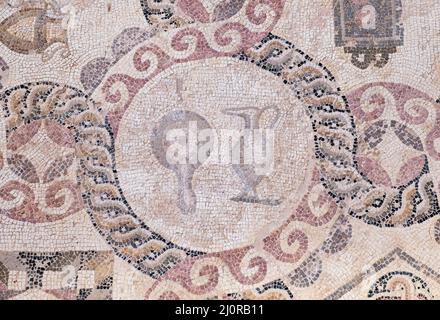 Casa di Dionysos, Kato Paphos, Cipro: Sala 7 Mosaico geometrico, pavimento Mosaico con motivi geometrici e oggetti della vita quotidiana. Foto Stock