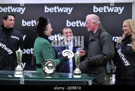 Presentazione ai vincitori della principessa Anne Queen Mother Champion Chase Race vincitore Energumene indetto da Paul Townend Giorno 2, corse al Foto Stock