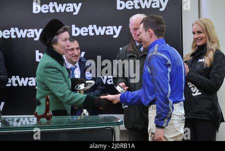 Presentazione ai vincitori della principessa Anne Queen Mother Champion Chase Race vincitore Energumene indetto da Paul Townend Giorno 2, corse al Foto Stock