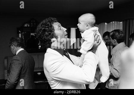 Tom Jones con il nipote Alexander, di undici mesi, nel loro hotel di Londra. 3rd settembre 1983. Foto Stock
