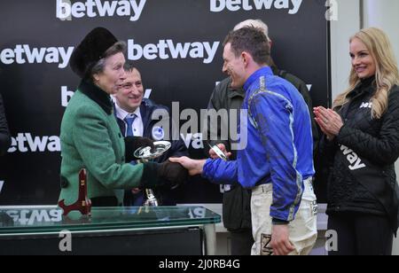 Presentazione ai vincitori della principessa Anne Queen Mother Champion Chase Race vincitore Energumene indetto da Paul Townend Giorno 2, corse al Foto Stock