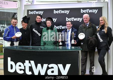 Presentazione ai vincitori della principessa Anne Queen Mother Champion Chase Race vincitore Energumene indetto da Paul Townend Giorno 2, corse al Foto Stock