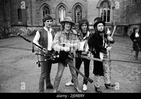 Slade (Don Powell, Noddy Holder, Jim Lea e Dave Hill) ha girato un nuovo video al castello di Eastnor, vicino a Ledbury. 26th gennaio 1984. Foto Stock