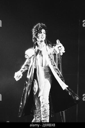 Prince si esibisce sul palco alla Joe Louis Arena, Chicago, 11th novembre 1984. Tour della pioggia viola Foto Stock