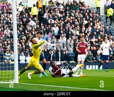 Londra, Regno Unito. 20th Mar 2022. LONDRA, Inghilterra - MARZO 20:Tottenham Hotspur's Son Heung-min segna durante la Premier League tra Tottenham Hotspur e West Ham United allo stadio Tottenham Hotspur, Londra, Inghilterra il 07th Marzo 2022 Credit: Action Foto Sport/Alamy Live News Foto Stock