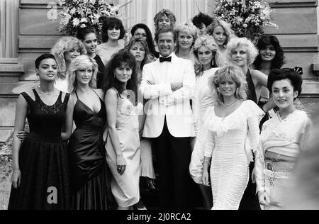 A View to a Kill 1984 James Bond film, Photocall Outside the Chateau de Chantilly in Francia, Giovedi 16th agosto 1984, Roger Moore come James Bond, MI6 agente 007 con Bond Girls. Foto Stock