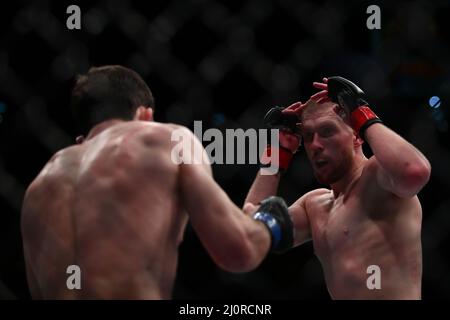 LONDRA, REGNO UNITO. MAR 19th Jack Shore in azione contro Timur Valiev durante UFC Fight Night 204 all'Arena O2 di Greenwich sabato 19th marzo 2022. (Credit: Kieran Riley | MI News) Credit: MI News & Sport /Alamy Live News Foto Stock