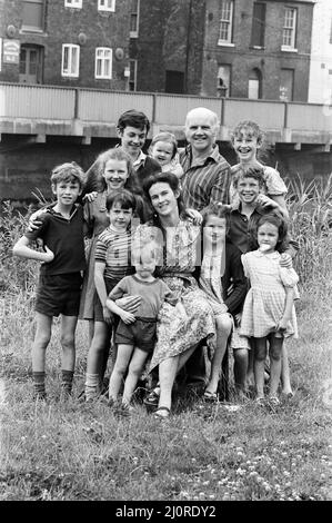 Gordon Gillick con la moglie Victoria Gillick e i loro dieci figli a casa a Wisbech, Cambridgeshire. I figli sono Clementine (1), Ambrogio (3), Sarah (5), Gabriel (6), Jessie (9), James (11), Theo (11), Hannah (12), Beatrice (13) e Benedetto (15). 25th luglio 1983. Foto Stock