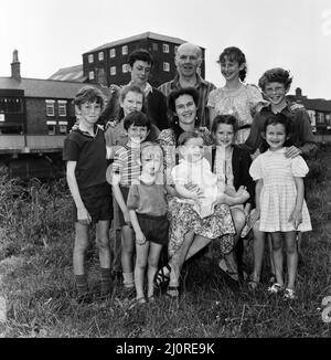 Gordon Gillick con la moglie Victoria Gillick e i loro dieci figli a casa a Wisbech, Cambridgeshire. I figli sono Clementine (1), Ambrogio (3), Sarah (5), Gabriel (6), Jessie (9), James (11), Theo (11), Hannah (12), Beatrice (13) e Benedetto (15). 25th luglio 1983. Foto Stock