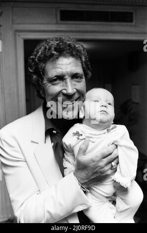 Tom Jones con il nipote Alexander, di undici mesi, nel loro hotel di Londra. 3rd settembre 1983. Foto Stock