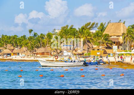 Barche a vela presso la spiaggia tropicale messicana Playa del Carmen Messico. Foto Stock