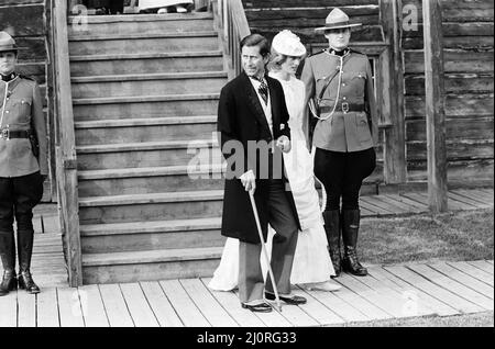 Tour del Canada del Principe e della Principessa del Galles nel giugno 1983. Il principe Carlo e la principessa Diana si vestirono in stile edoardiano per una serata Klondike all'Edmonton Park di Edmonton, Alberta. Il principe indossava un cappotto da camice e la principessa un abito in stile 1878 per un cabaret 'naughty' che prese la coppia reale di nuovo ai giorni della corsa all'oro. 29th giugno 1983. Foto Stock