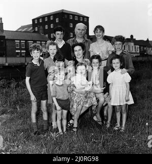 Gordon Gillick con la moglie Victoria Gillick e i loro dieci figli a casa a Wisbech, Cambridgeshire. I figli sono Clementine (1), Ambrogio (3), Sarah (5), Gabriel (6), Jessie (9), James (11), Theo (11), Hannah (12), Beatrice (13) e Benedetto (15). 25th luglio 1983. Foto Stock