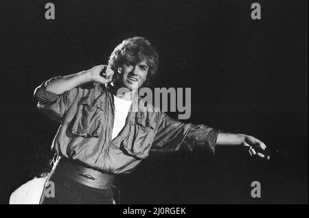 Pop gruppo Wham! In concerto a Whitley Bay. Dicembre 1984. Pop gruppo Wham! In concerto alla pista di pattinaggio su ghiaccio Whitley Bay. L'apertura del Big Tour. 4th dicembre 1984. Foto Stock