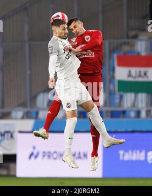 BUDAPEST, UNGHERIA - MARZO 19: Gheorghe Grozav di MTK Budapest batte per la palla in aria con Lazar Cirkovic di Kisvarda Master Good durante l'Ungherese OTP Bank Liga match tra MTK Budapest e Kisvarda Master Good allo Stadio Hidegkuti Nandor il 19 marzo 2022 a Budapest, Ungheria. Foto Stock