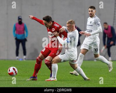 BUDAPEST, UNGHERIA - MARZO 19: Szabolcs Mezei di MTK Budapest combatte per la palla con Jaroslav Navratil di Kisvarda Master Buono davanti a Gheorghe Grozav di MTK Budapest durante la partita ungherese OTP Bank Liga tra MTK Budapest e Kisvarda Master Good allo Stadio Hidegkuti Nandor il 19 marzo 2022 a Budapest, Ungheria. Foto Stock