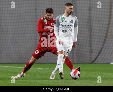 BUDAPEST, UNGHERIA - MARZO 19: Herdi Prenga di Kisvarda Master buone sfide Gheorghe Grozav di MTK Budapest durante la partita ungherese OTP Bank Liga tra MTK Budapest e Kisvarda Master Good allo Stadio Hidegkuti Nandor il 19 Marzo 2022 a Budapest, Ungheria. Foto Stock