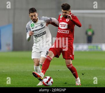 BUDAPEST, UNGHERIA - MARZO 19: Gheorghe Grozav di MTK Budapest sfida Herdi Prenga di Kisvarda Master Good durante la partita Ungherese OTP Bank Liga tra MTK Budapest e Kisvarda Master Good allo Stadio Hidegkuti Nandor il 19 Marzo 2022 a Budapest, Ungheria. Foto Stock